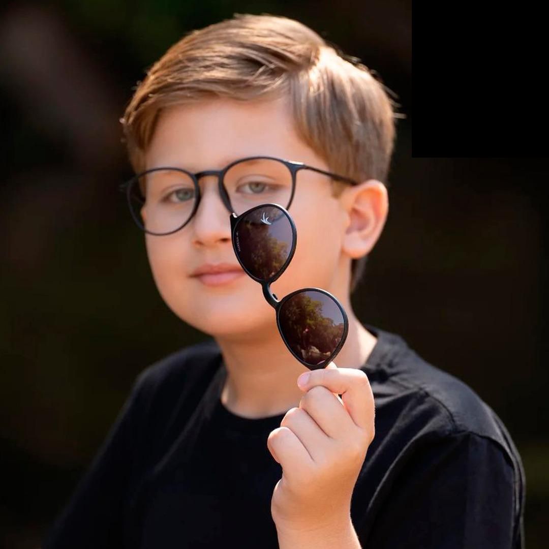 Menino radical usando óculos