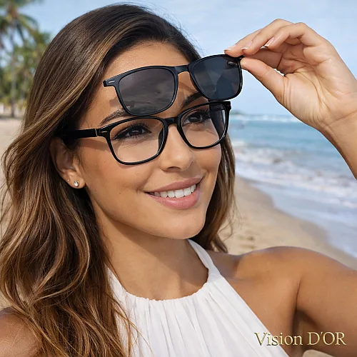 Pessoa usando óculos de grau com lentes solares graduadas na Orla de Atalaia em Aracaju