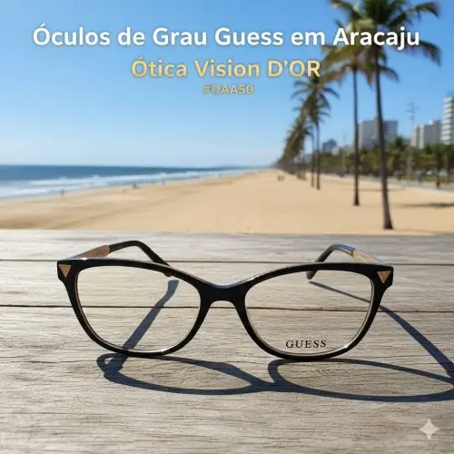 Mulher usando armação de óculos de grau Guess original com detalhes em animal print em Aracaju